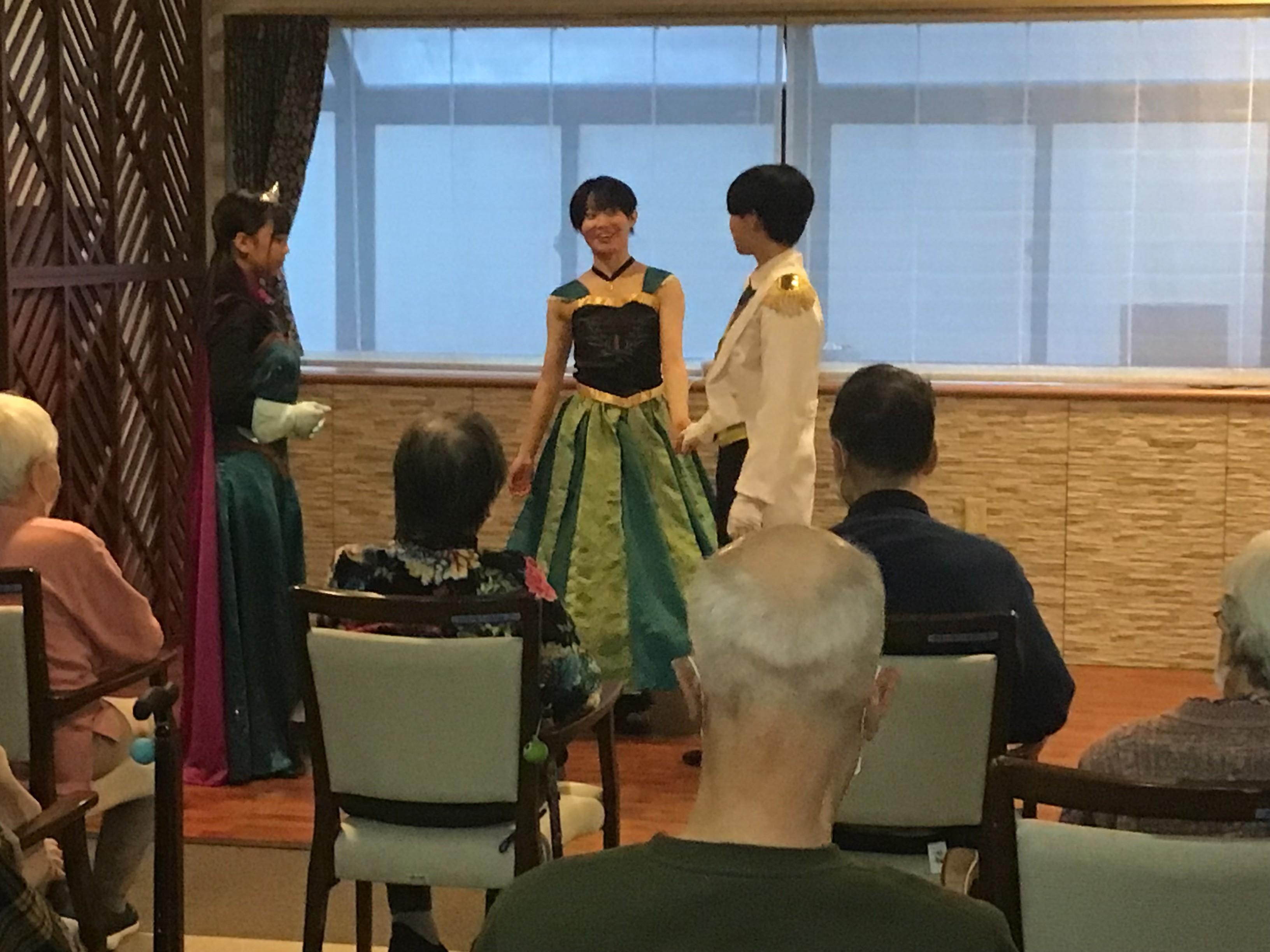 中学生演劇部の方々の「アナと雪の女王」