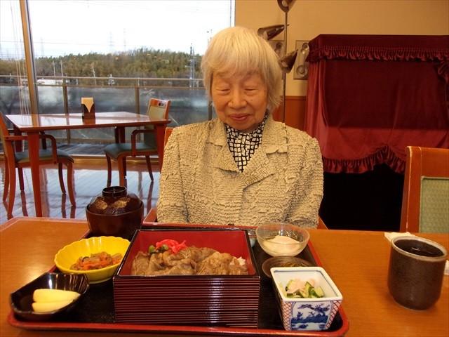 今夜のお食事は特別メニュー 牛すき重！