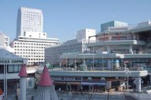 【千里中央駅】 バス 15分
千里阪急百貨店をはじめ商業施設が充実。アスレチッククラブやカルチャー教室も。