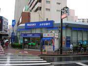 【金融機関】 徒歩 6分
稲毛駅前にはみずほ銀行があります。