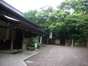 【検見川神社】 徒歩 5分
1200年前に創祀された検見川神社。荘厳な雰囲気に包まれています。