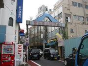 【富士見ヶ丘商店街】 徒歩 2分
商店街は富士見ヶ丘駅からホームのすぐ近くまで続いています。