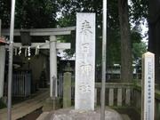 【春日神社】 徒歩 
道を挟んでちょうど正面に位置する神社。お祭りもあります。