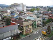 【住宅街に立地】 徒歩 
閑静な住宅に立地。施設の屋上から私立病院、市役所が望めます