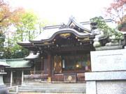 【八幡神社】 徒歩 3分ホームのすぐそばには緑豊かな八幡神社があります。