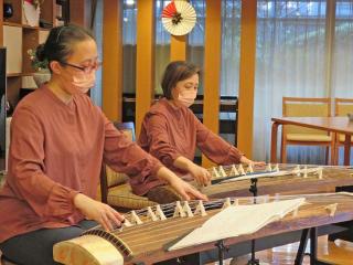 [施設の日常・イベント]新年会：スタッフが各フロアを回り琴の演奏