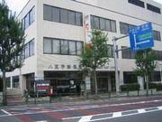 【八王子郵便局】 徒歩 1分
目の前の大和田北通りを横切ると郵便局があります。