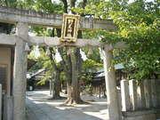 【野見神社】 徒歩 20分
平安時代中期に流行った疫病を治めたと言われる神社。近くには城跡公園も。