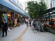 【駅前商店街】 バス 7分竹ノ塚駅前からバス通りに向かう商店街です。