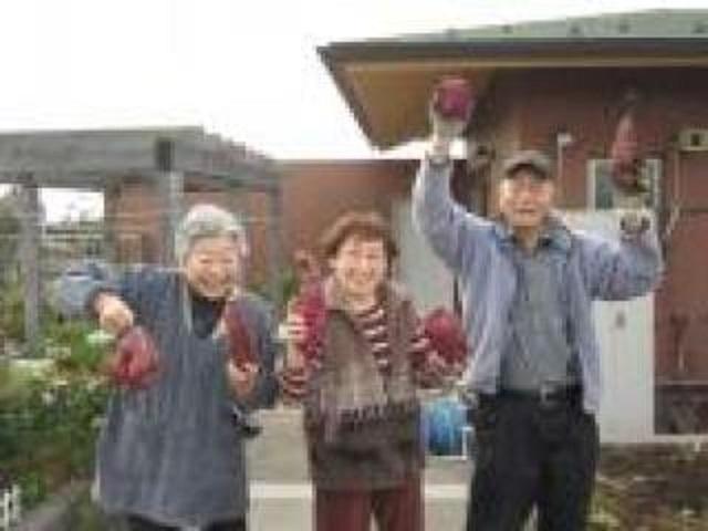 [施設の日常・イベント]YMCA東とつか保育園のお子様をお招きして、屋上菜園のお芋の収穫を行いました♪