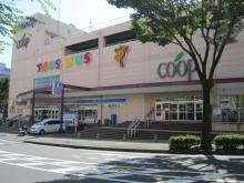 【スーパーマーケット】 徒歩 5分
「ＣＯＯＰ」には、食料品や日常雑貨などが売っています。大変便利です。