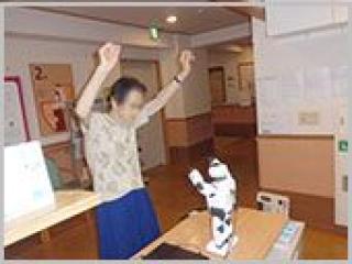 [施設の日常・イベント]介護ロボット「パルロ」と、全く同じに体操を上手にされていました。思わず、パチリ・・・。