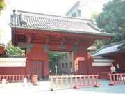 【東京大学赤門】 徒歩 10分
元は加賀藩屋敷跡。当時の原形を唯一残す建築物です。