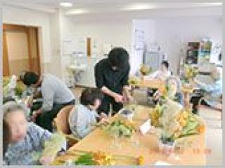 [施設の日常・イベント]ご入居者様の参加数が増え、フラワーアレンジメント教室はお花と笑顔でいっぱいです。