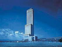 【りんくうゲートタワービル】 車 10分
日本で3番目に高い高層ビル。ホテルやレストランなど様々なテナントが入っています。