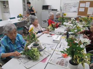 [施設の日常・イベント]毎月恒例のフラワーアレンジメント。皆さんどんどん上達し、こんな立派なのが出来ちゃいました。