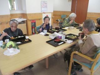 [施設の日常・イベント]お食事レク。
この時は趣向を変えて皆様好きなものを出前しました(^^)