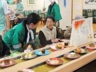 [施設の日常・イベント]～ご要望を実現！～
ご希望伺い企画致します。今回は、回転寿司の機械を導入しお寿司を楽しんで頂きました