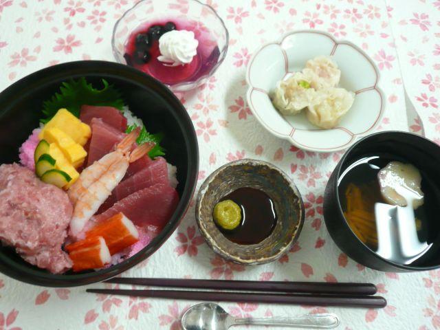 今日のお昼は海鮮丼！