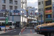 【駅前商店街】 徒歩 7分
駅を出ると、昔ながらの商店街が広がっています。