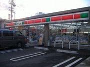 【コンビニ】 徒歩 2分
近くにコンビニがあり、ちょっとした買い物ならここで済ませられます。