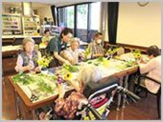 [施設の日常・イベント]華道とは違い、自分のイメージで花を活けます。困ったときは先生が手助けしてくれます。