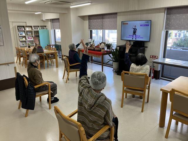 音楽のリズムで楽しく運動しましょう♪