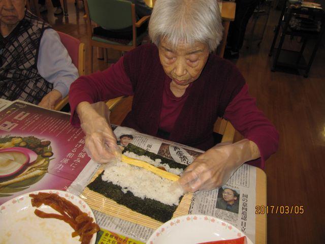 3月5日　巻き寿司つくりをしました