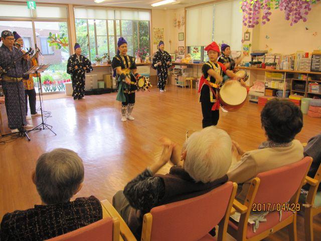 4月29日　沖縄民謡ボランティアさん来設