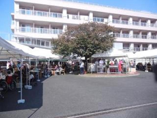 [施設の日常・イベント]秋の収穫祭が行われました。お庭では焼きそばやお好み焼きが焼かれました。特製の芋煮は皆様に好評でし