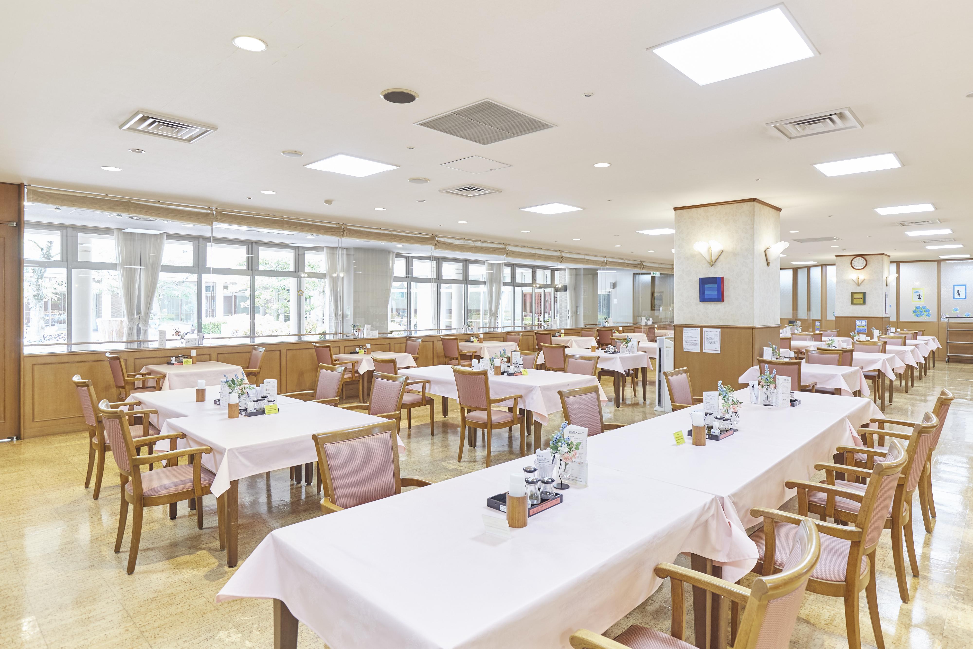 ダイニングルーム「しおさい」