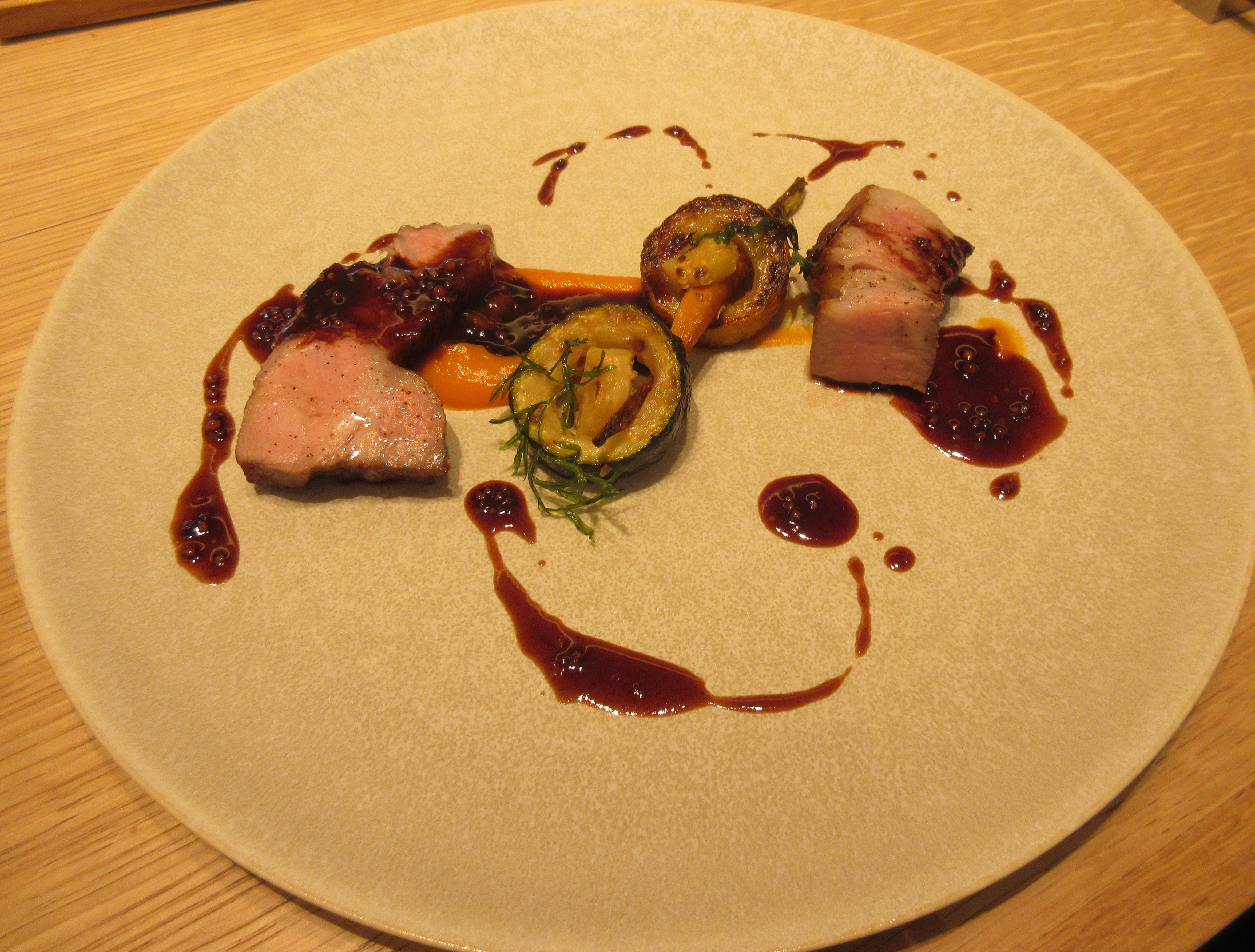 [施設の日常・イベント]　神戸ポートピアホテルで新しい入居者の歓迎も兼ねて、ランチタイムを楽しみました。