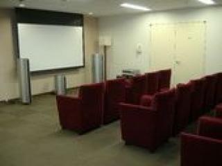 [施設の日常・イベント]シアタールームでは映画上映会などを実施予定。ゆったりとした椅子で名画観賞をどうぞ。
