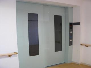 エレベーター前