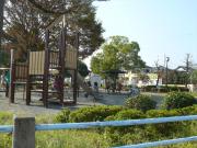 【隣接する「中ノ町公園」】 徒歩 1分
施設の目の前にある公園では小さな子連れの親子が。