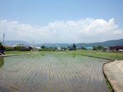 【気持ちのいい環境】 徒歩 2分
住宅街を一歩出ると青い山々が広がります
