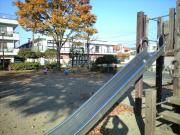 【隣接する「中ノ町公園」】 徒歩 1分
施設の目の前にある公園では小さな子連れの親子が。