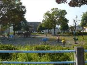 【隣接する「中ノ町公園」】 徒歩 1分
施設の目の前にある公園では小さな子連れの親子が。