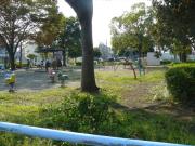 【隣接する「中ノ町公園」】 徒歩 1分
施設の目の前にある公園では小さな子連れの親子が。