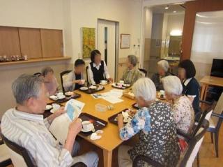 [施設の日常・イベント]【茶話会】
ご入居者さま同士で親睦を深めていただきました。