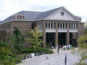 【桃山学院大学】 徒歩 5分
生徒数7,000名以上を有する関西では有名な大学も近くにあります