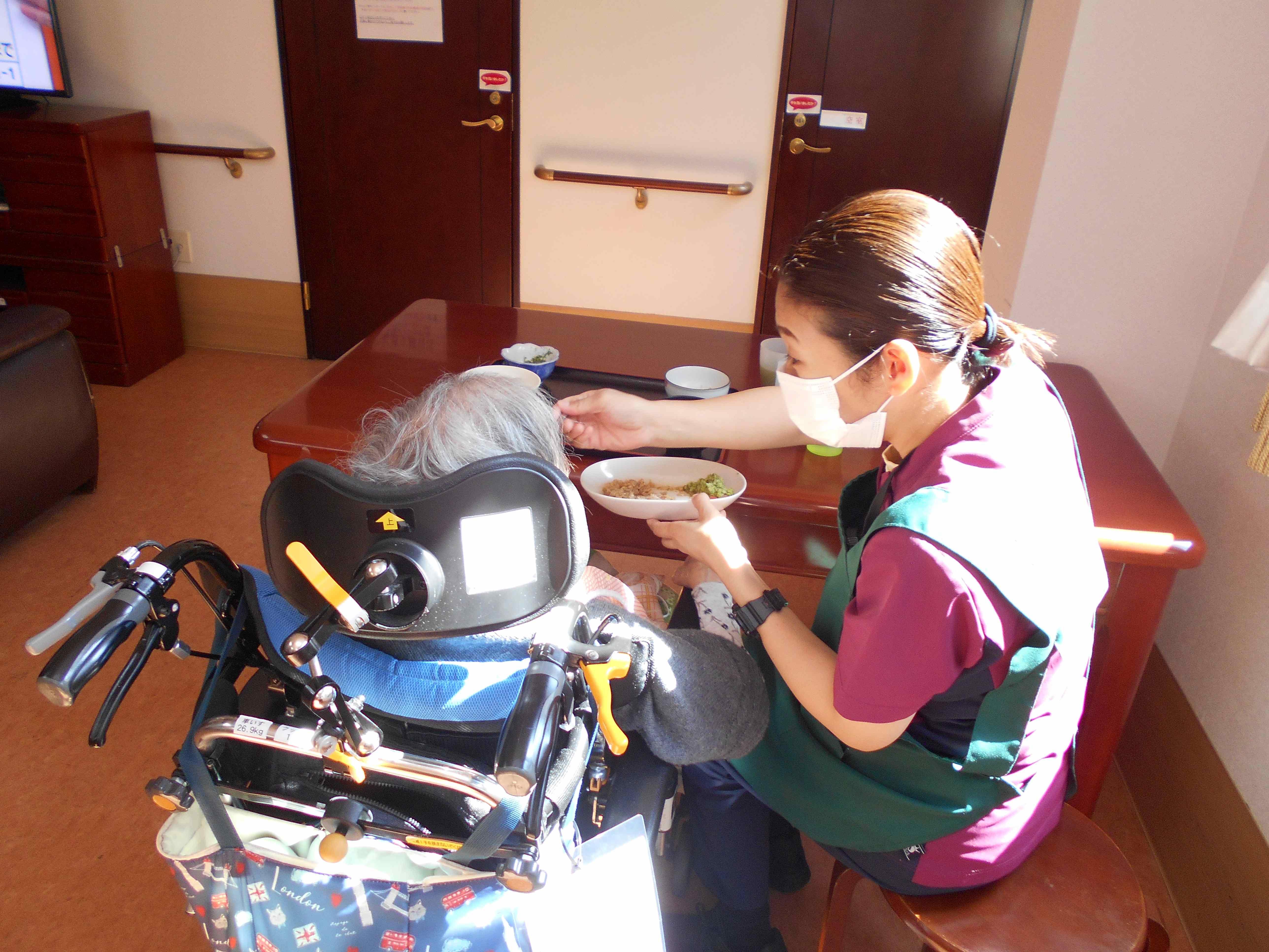 高齢者ケアにおける食事介助の質:パールヴィラ太宰府の専門的介護サービス
