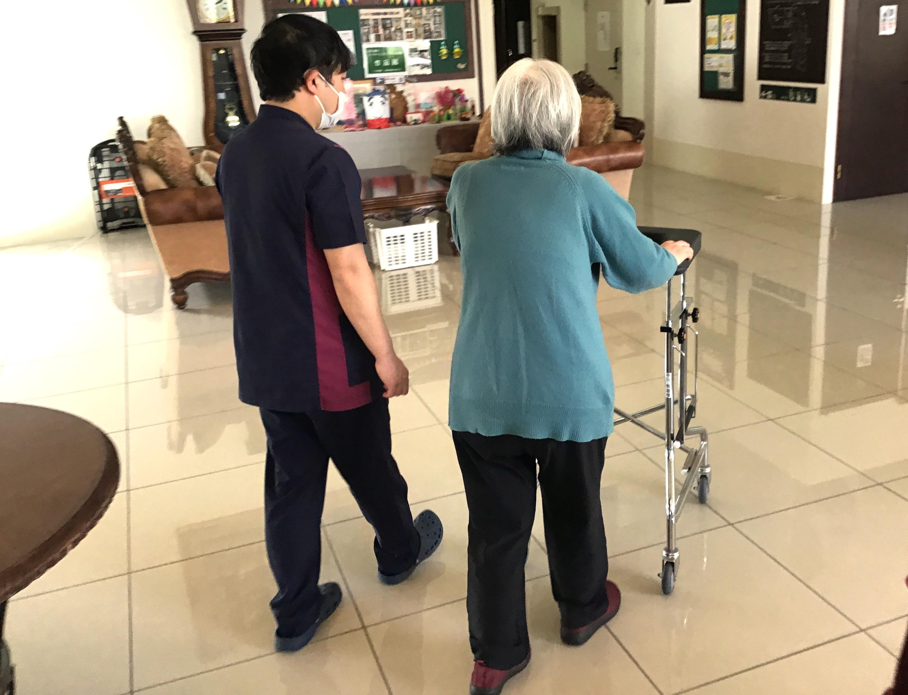 【寝たきりからの挑戦】H様が歩行器で笑顔の第一歩を踏み出すまで