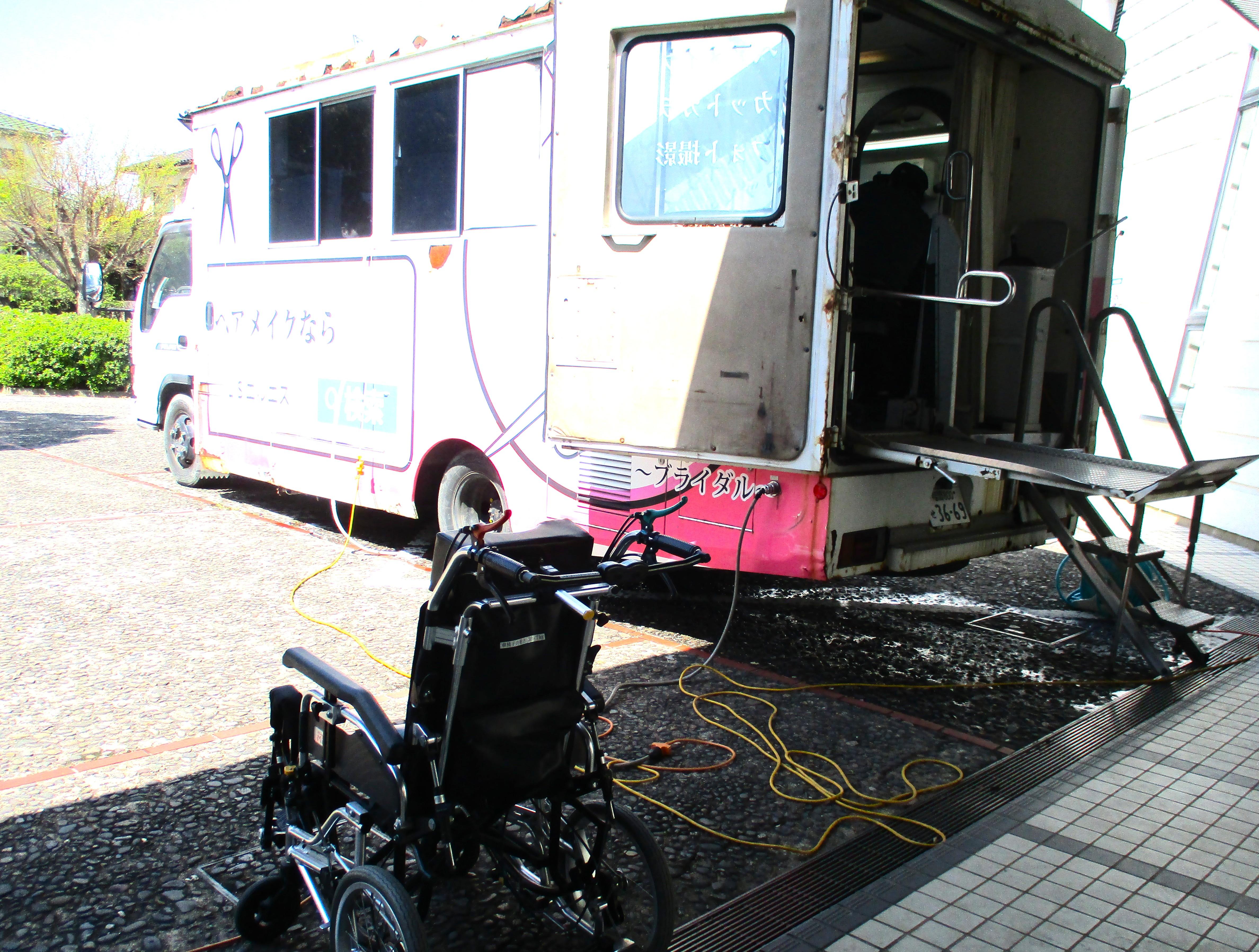 【訪問理美容車】ホームにいながら美容ケア