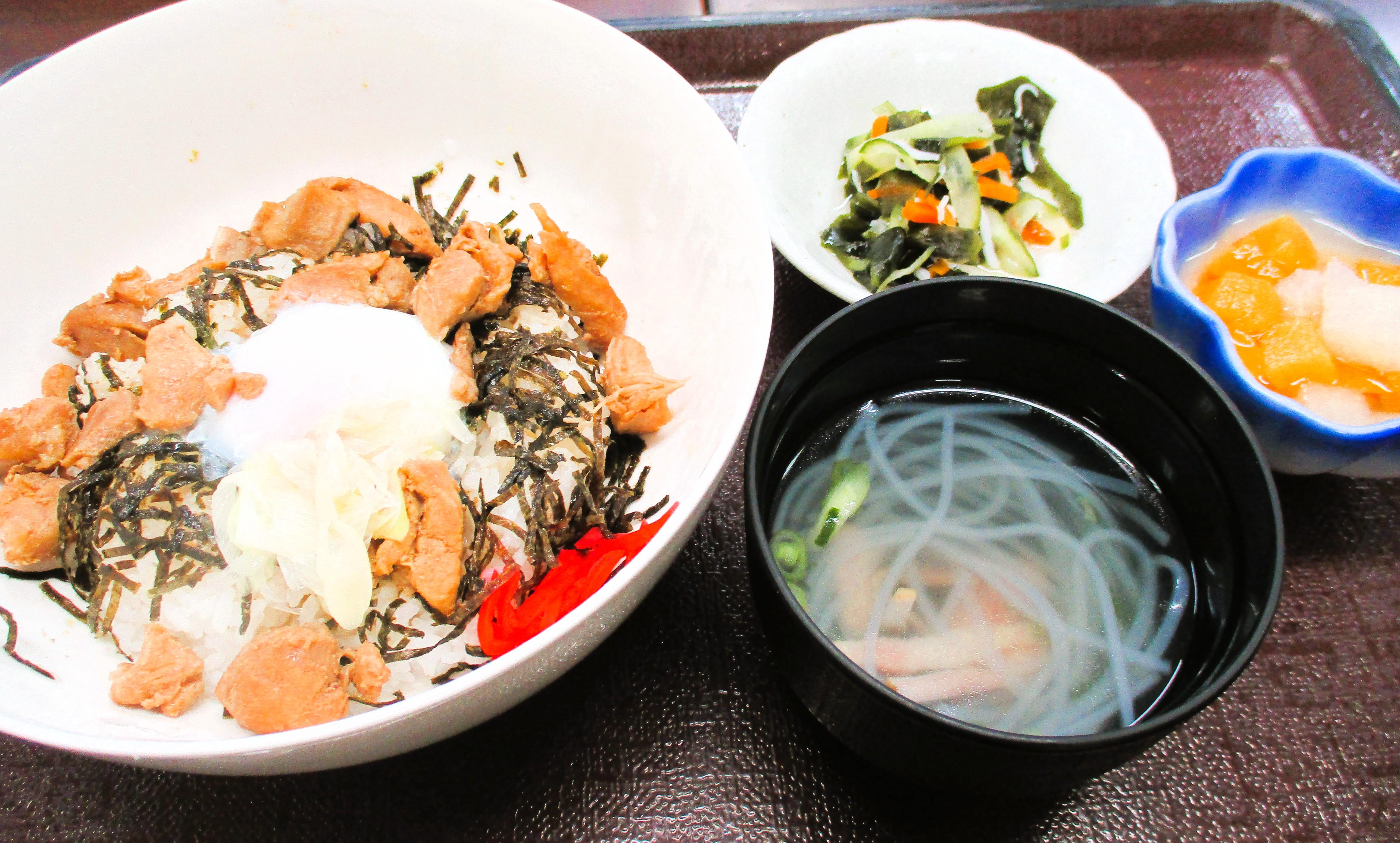 パールヴィラ太宰府【今週の人気メニュー紹・ 焼き鳥丼&中華ランチ】