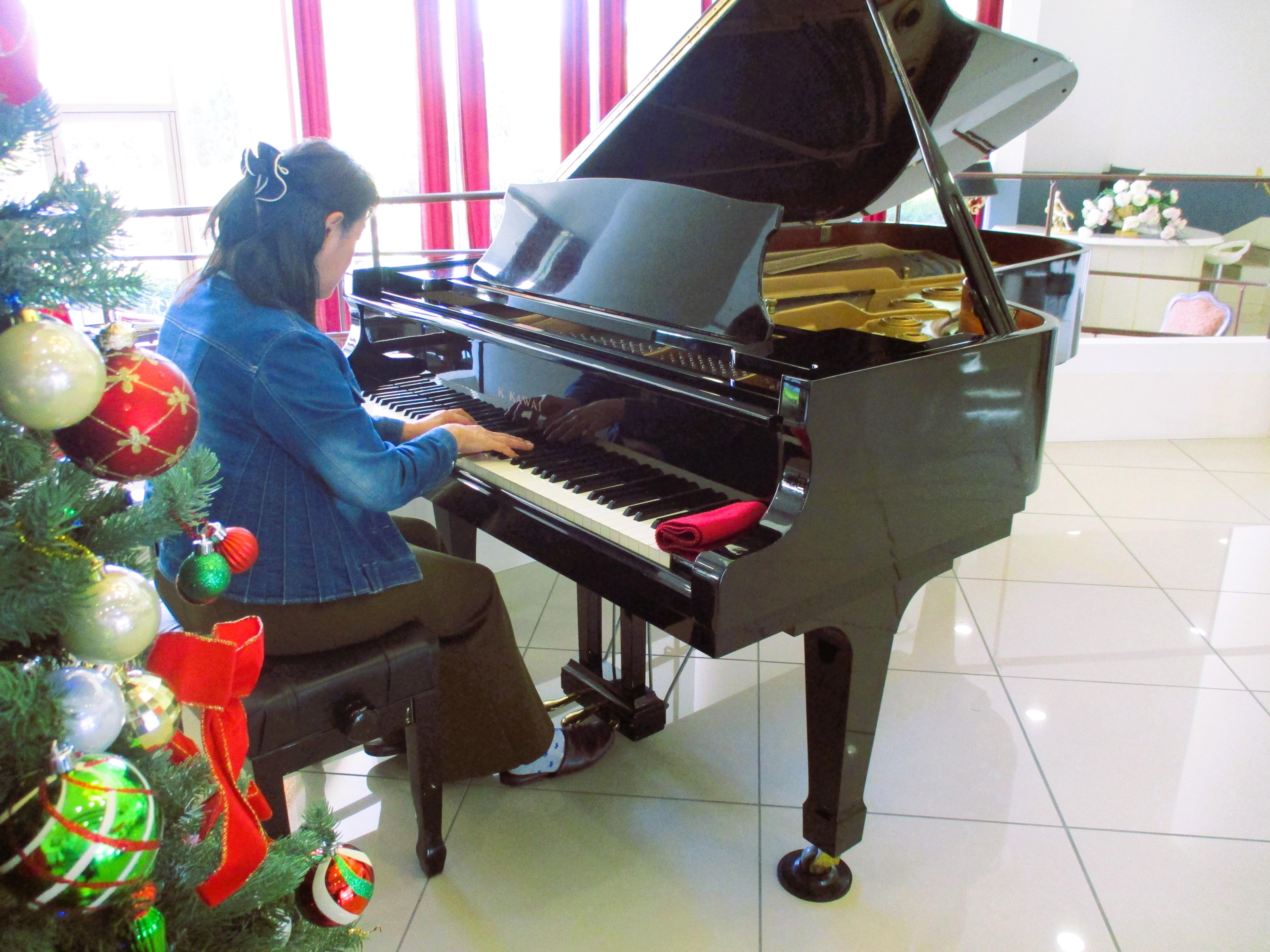 パールヴィラ太宰府♬ラウンジに響く音色♬ピアノは自由に演奏できます