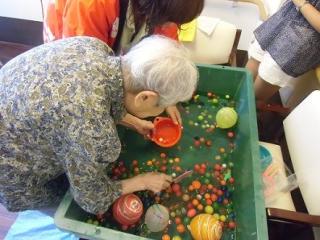 [施設の日常・イベント]夏祭りでは、各フロアーや屋外の中庭に出店をご準備！ご家族様もご一緒に楽しんで頂けます！