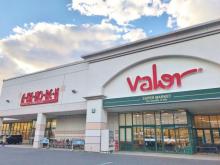 【バロー】 徒歩 6分
21時まで営業していて、スーパーだけでなく衣料品店も併設しています。