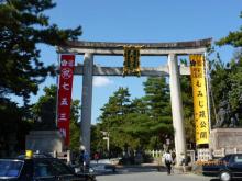 【北野天満宮】 バス 5分
梅と紅葉で有名な神社です。修学旅行の観光スポットでもあります。