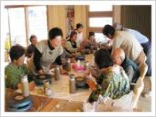 [施設の日常・イベント]デイサービスセンター「ちゃぼぼ」では陶芸、手芸、茶道教室が開かれ、茶の間としても機能しています。